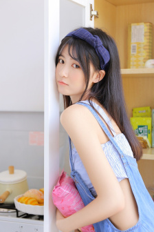 用牙齿轻吸咬小豆